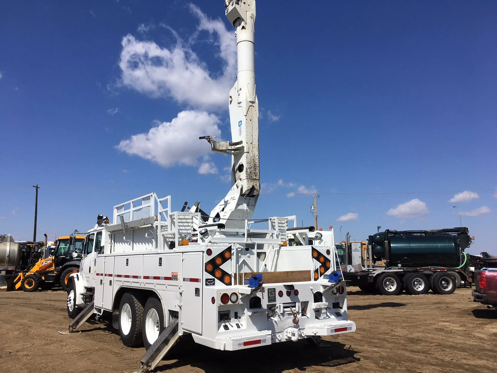 2000 Freightliner FL80 T/A Bucket