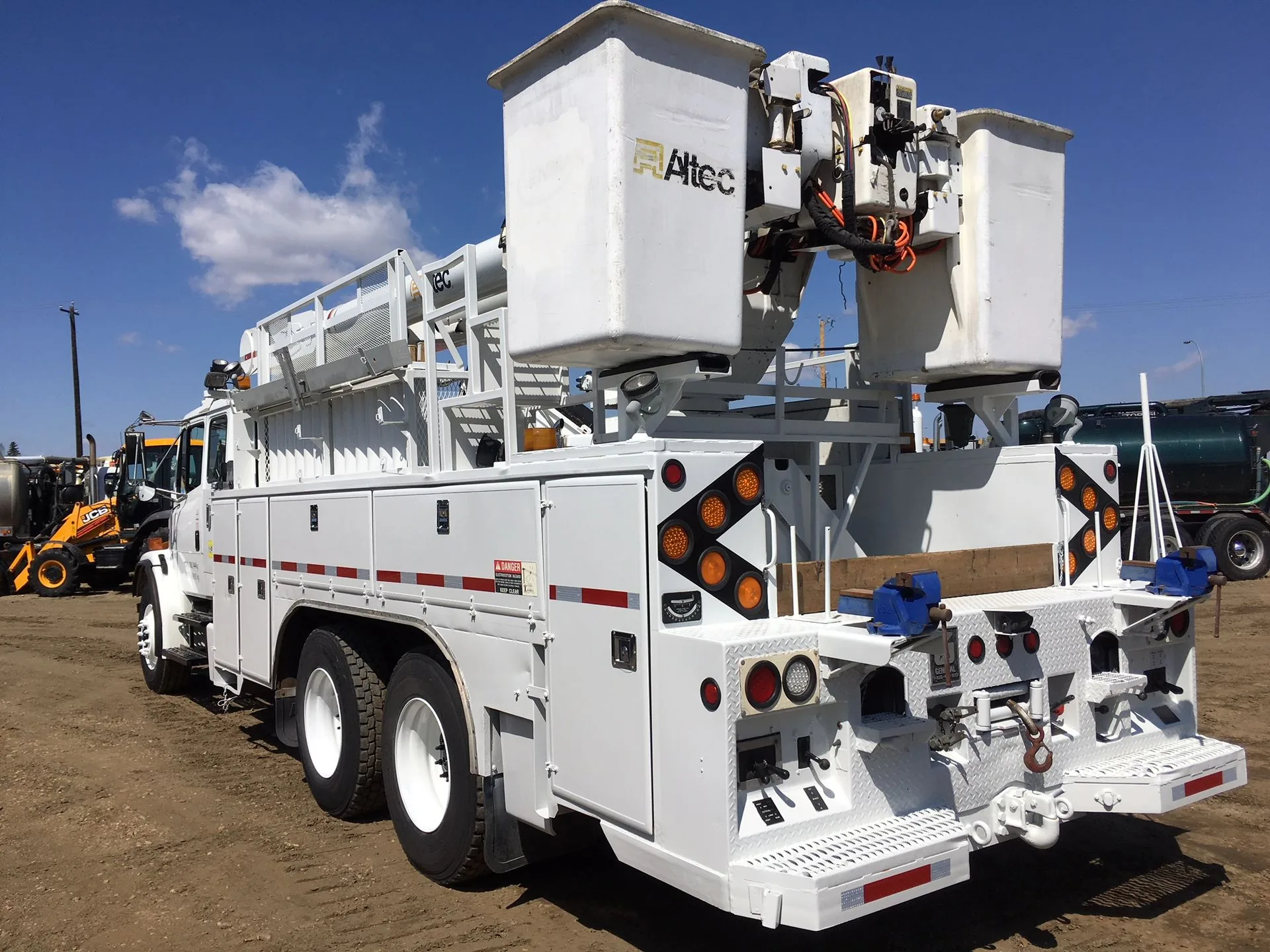 2000 Freightliner FL80 T/A Bucket