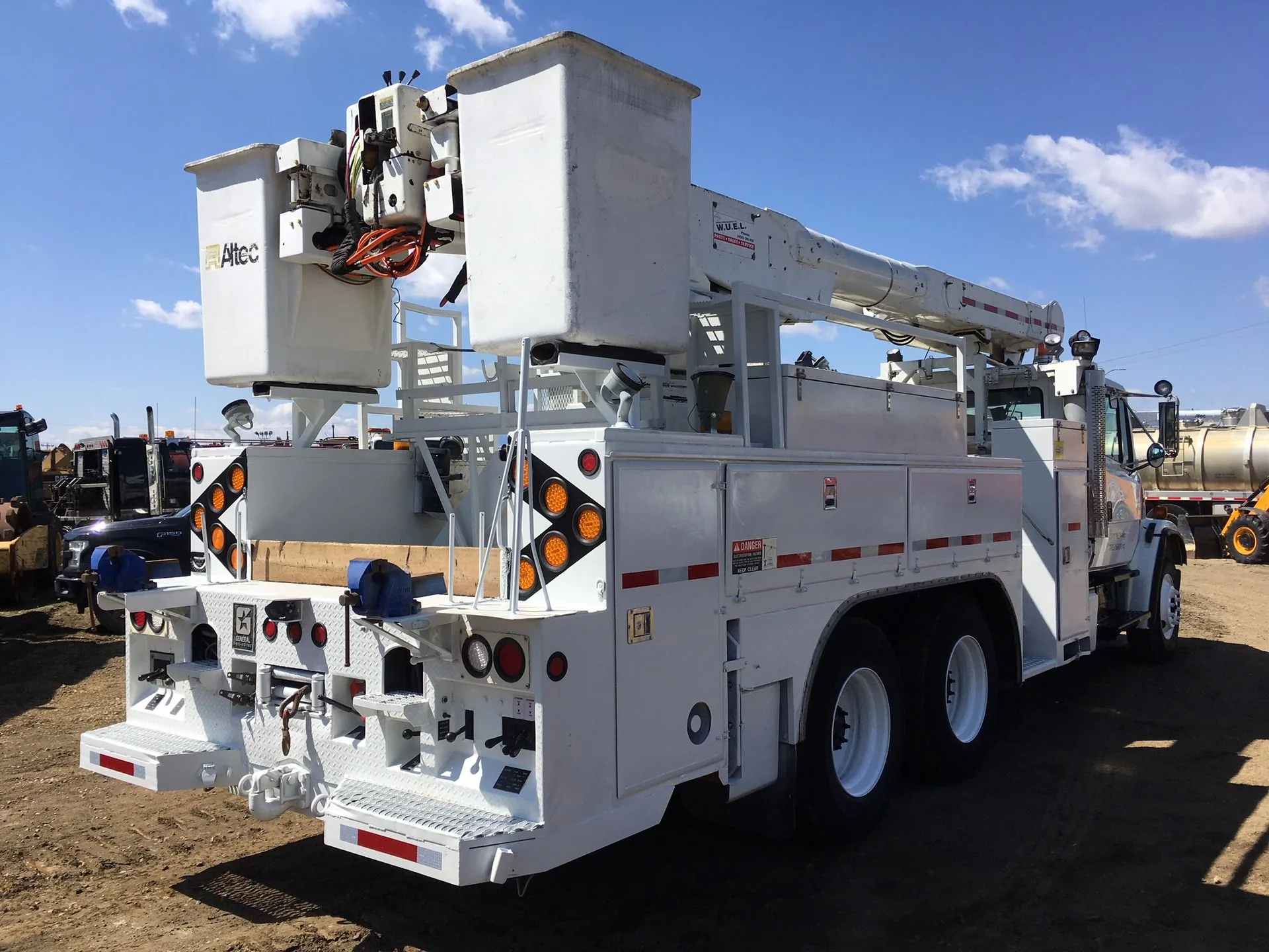 2000 Freightliner FL80 T/A Bucket