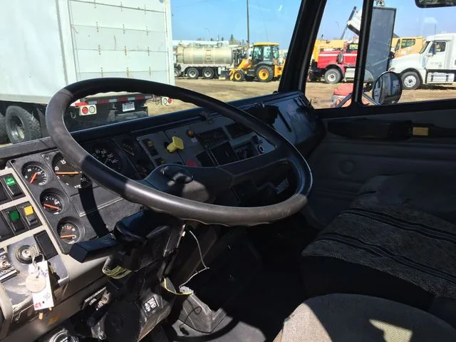 2000 Freightliner FL80 T/A Bucket