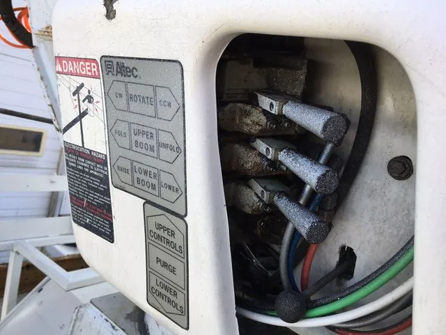 2000 Freightliner FL80 T/A Bucket