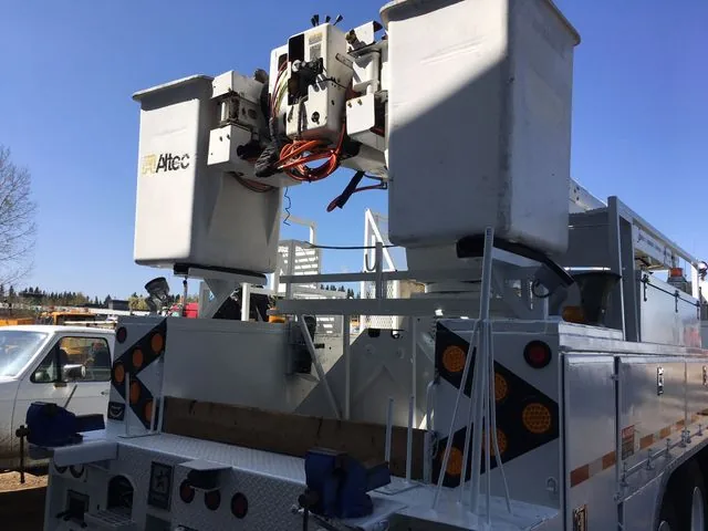 2000 Freightliner FL80 T/A Bucket