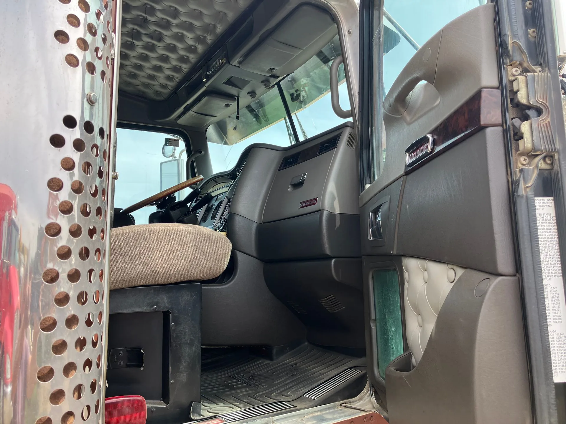 2011 Kenworth T800 8x6 Sleeper Winch Truck