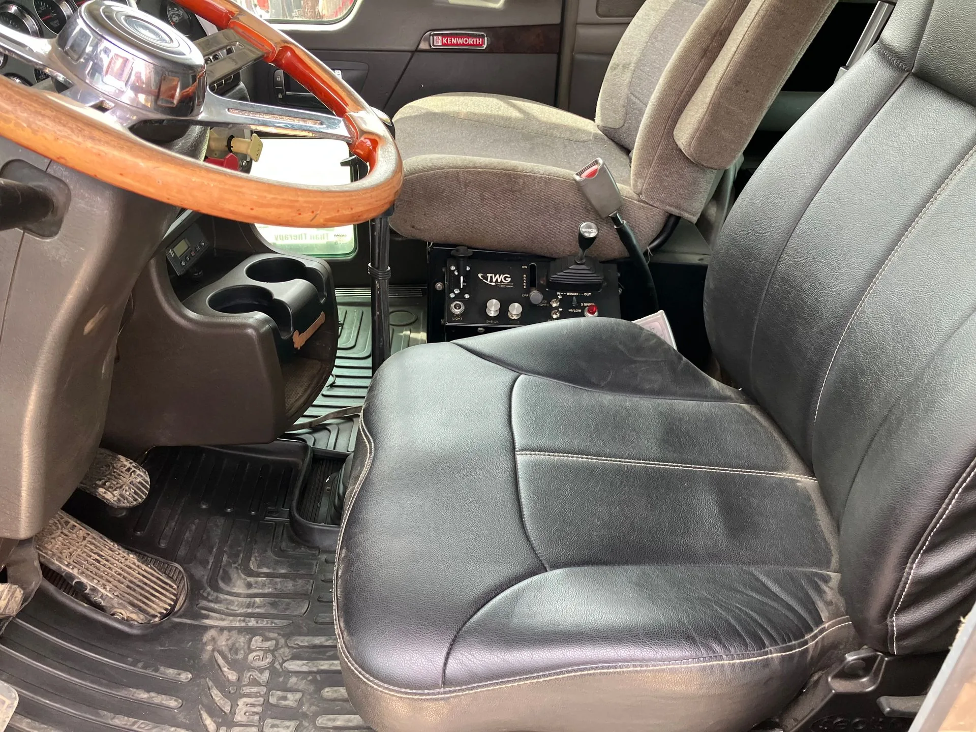 2011 Kenworth T800 8x6 Sleeper Winch Truck