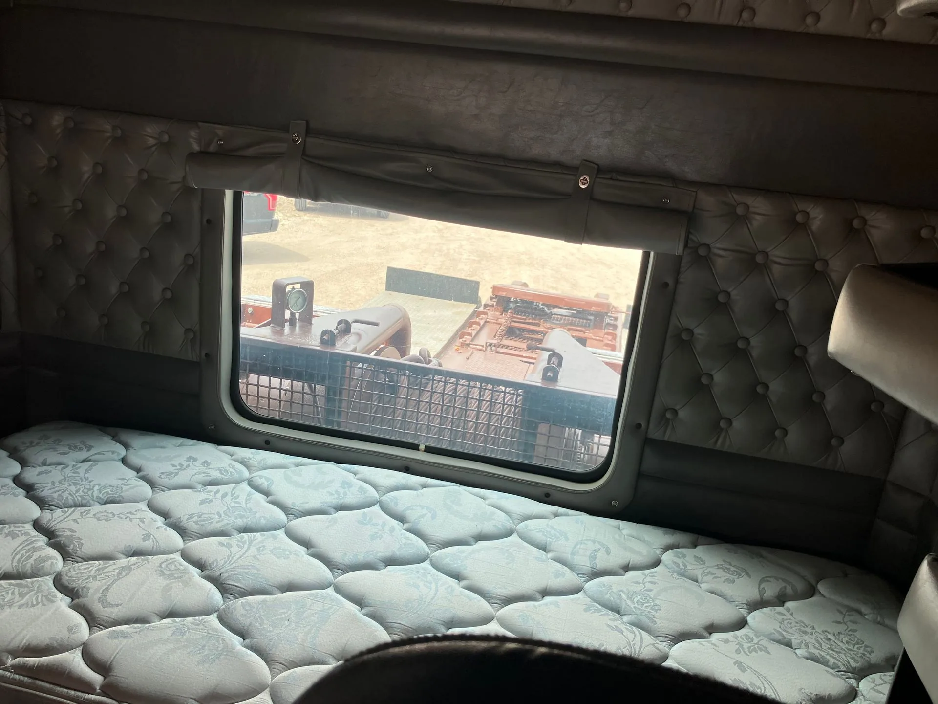 2011 Kenworth T800 8x6 Sleeper Winch Truck