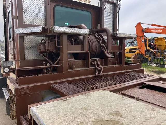 2011 Kenworth T800 8x6 Sleeper Winch Truck