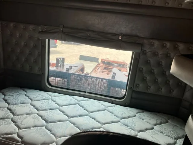 2011 Kenworth T800 8x6 Sleeper Winch Truck