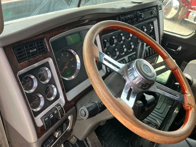 2011 Kenworth T800 8x6 Sleeper Winch Truck