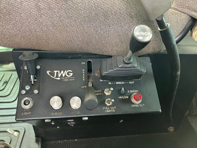 2011 Kenworth T800 8x6 Sleeper Winch Truck