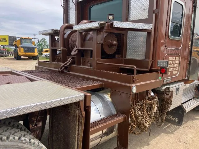 2011 Kenworth T800 8x6 Sleeper Winch Truck