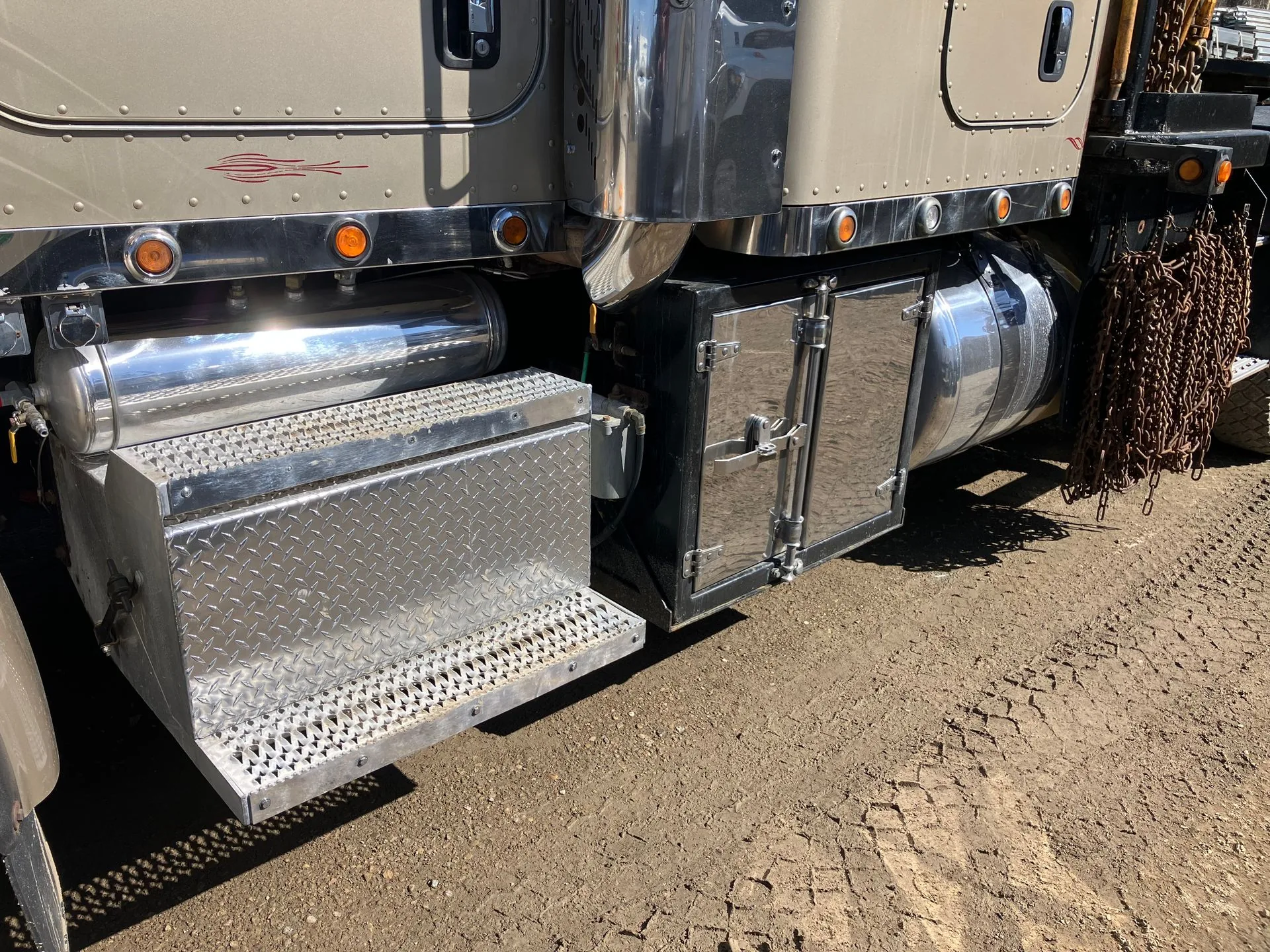 2014 Peterbilt 367 8x6 Tri Sleeper Winch Truck