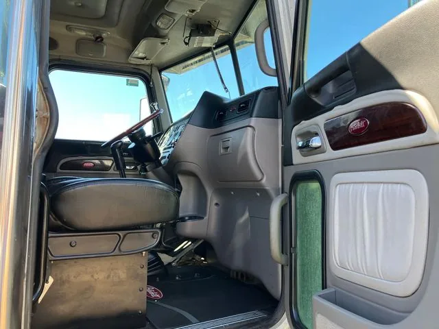 2014 Peterbilt 367 8x6 Tri Sleeper Winch Truck